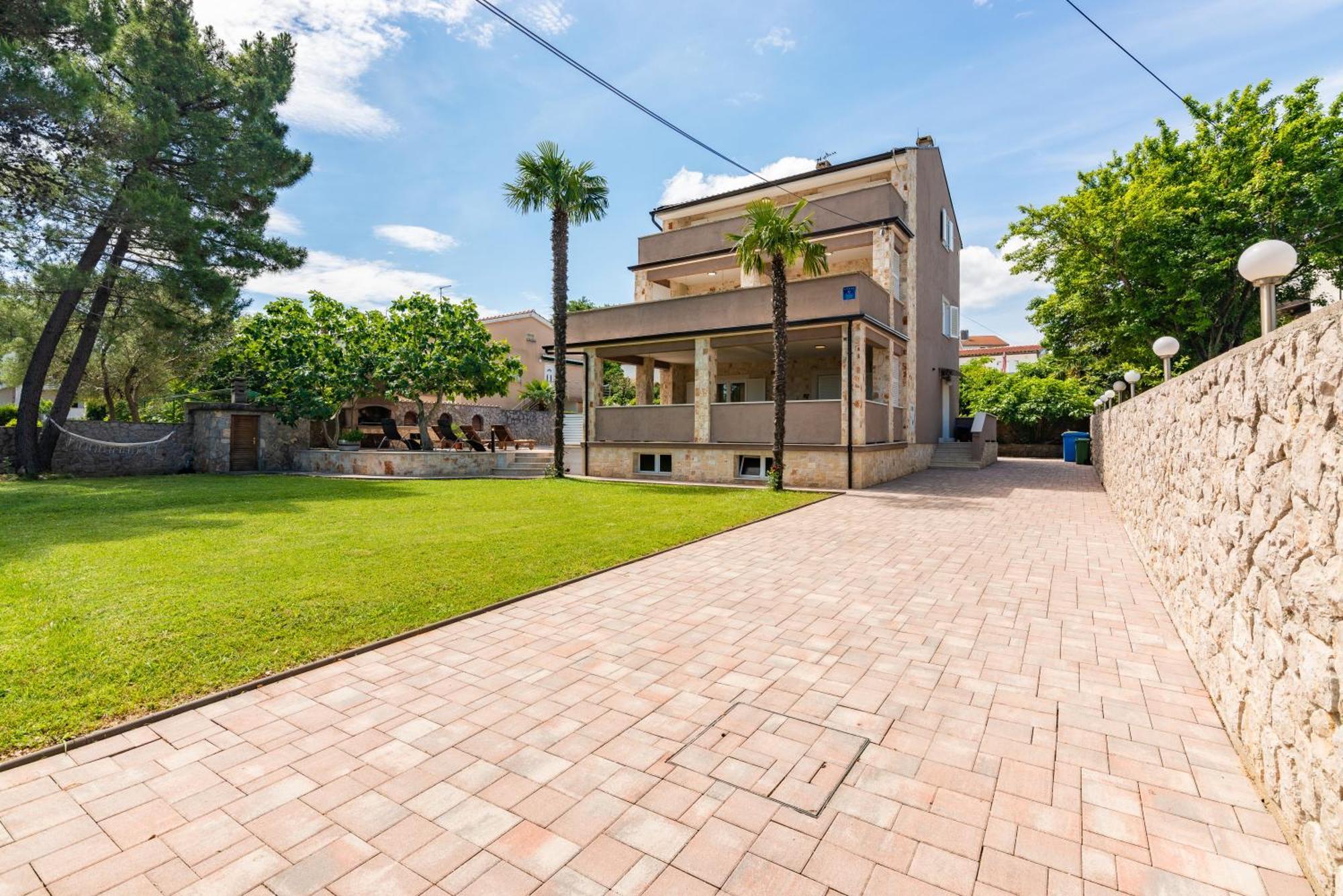 Private Soulset With Swimming Pool Willa Vantacici