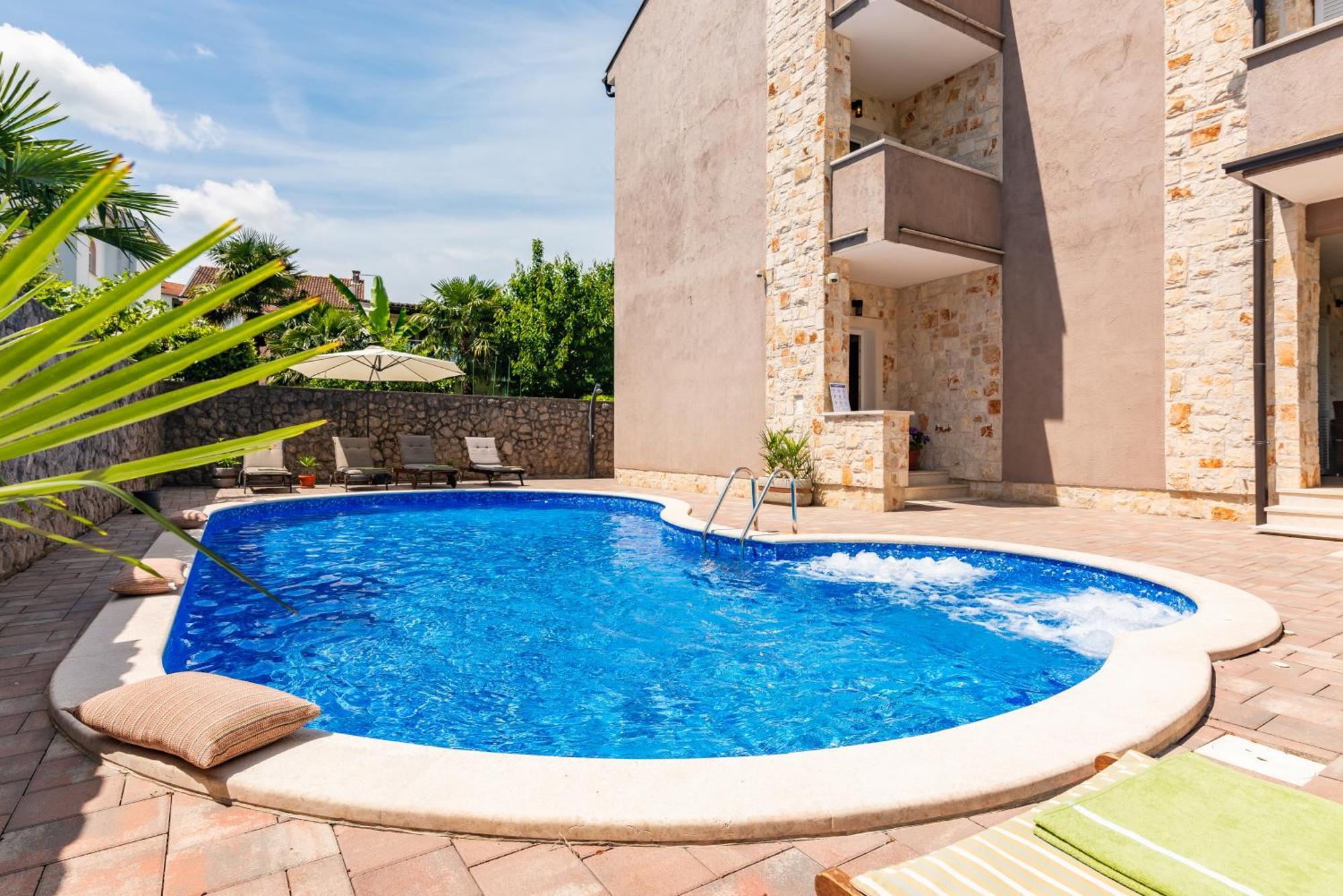 Private Soulset With Swimming Pool Willa Vantacici