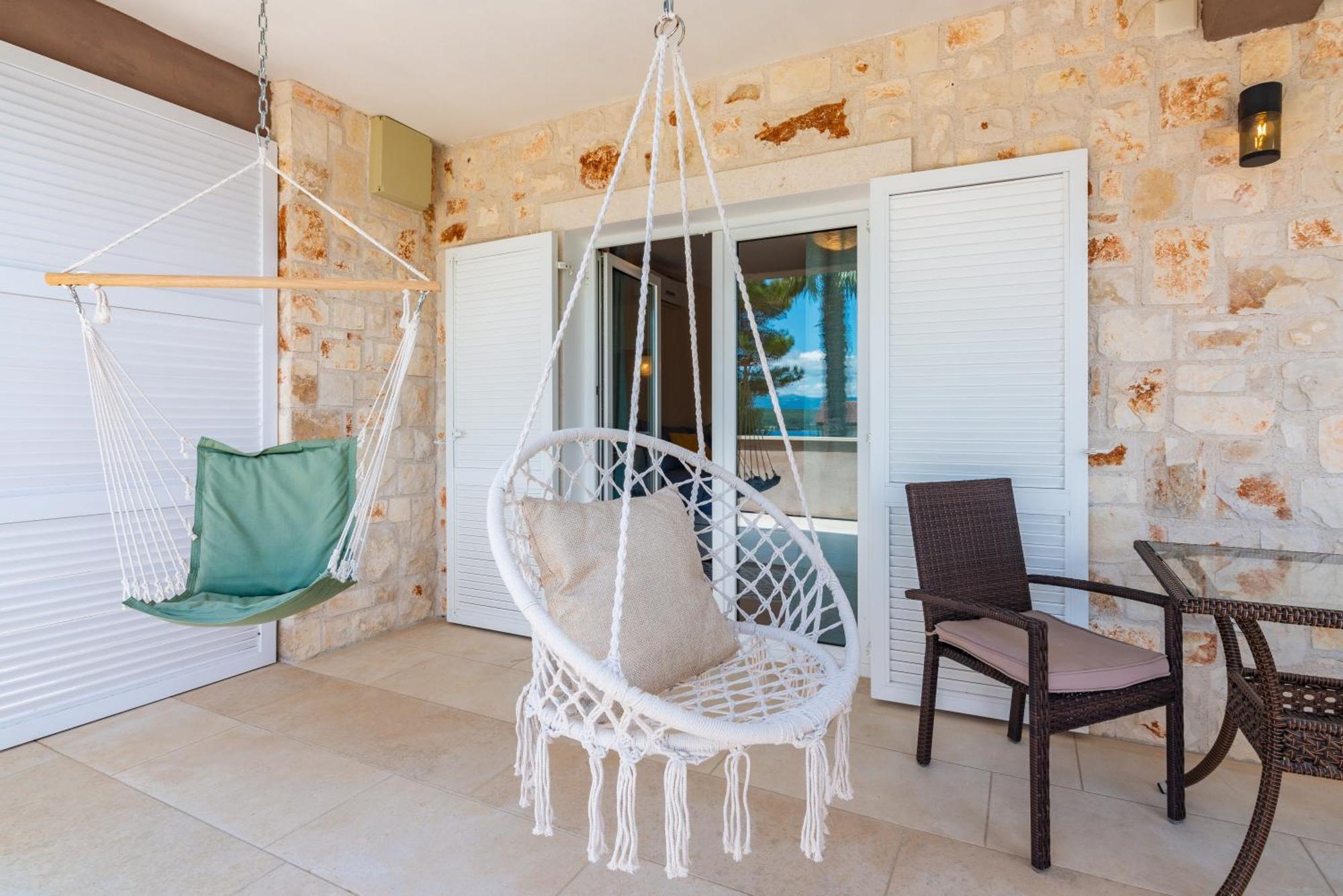 Private Soulset With Swimming Pool Willa