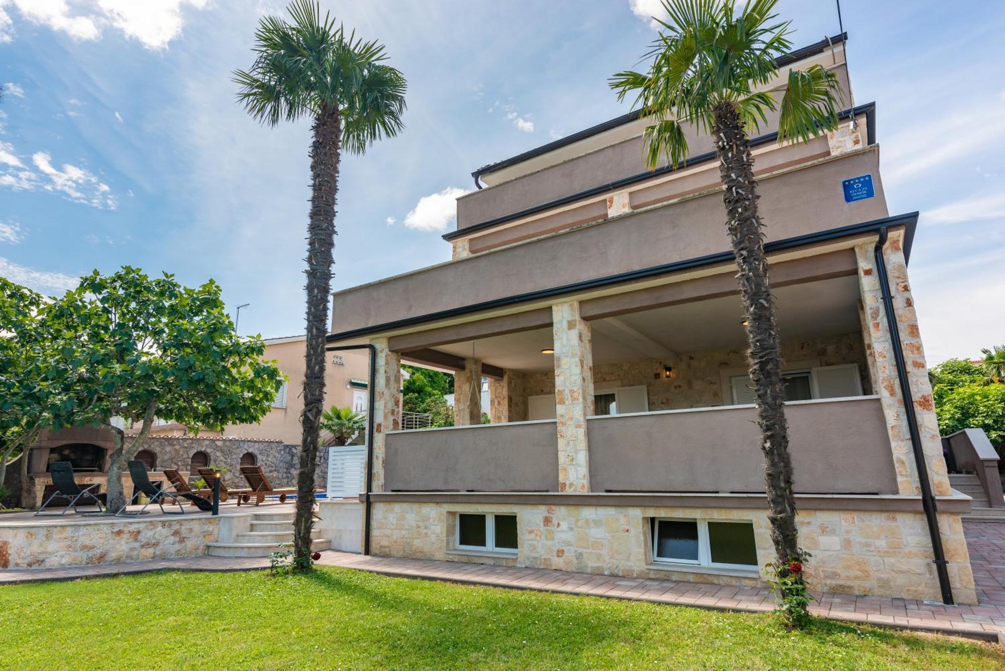 Private Soulset With Swimming Pool *